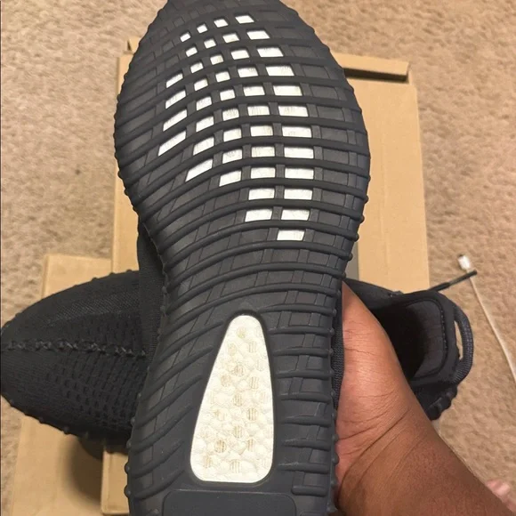 Yeezy Boost 350 V2 Onyx - Picture 4 of 5